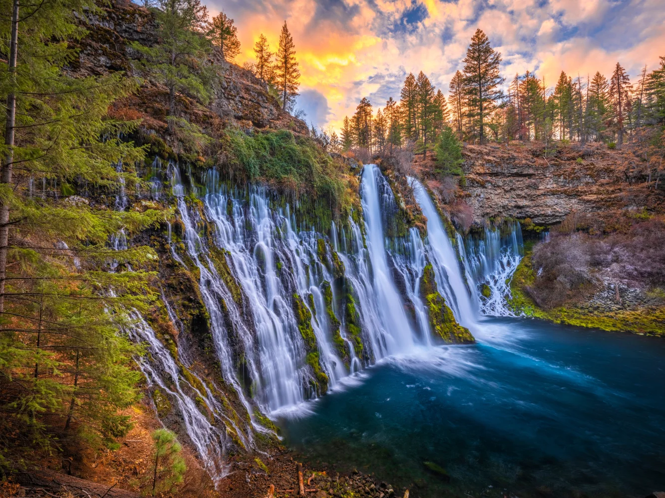 Schneller Wasserfall fließt in See, Kalifornien