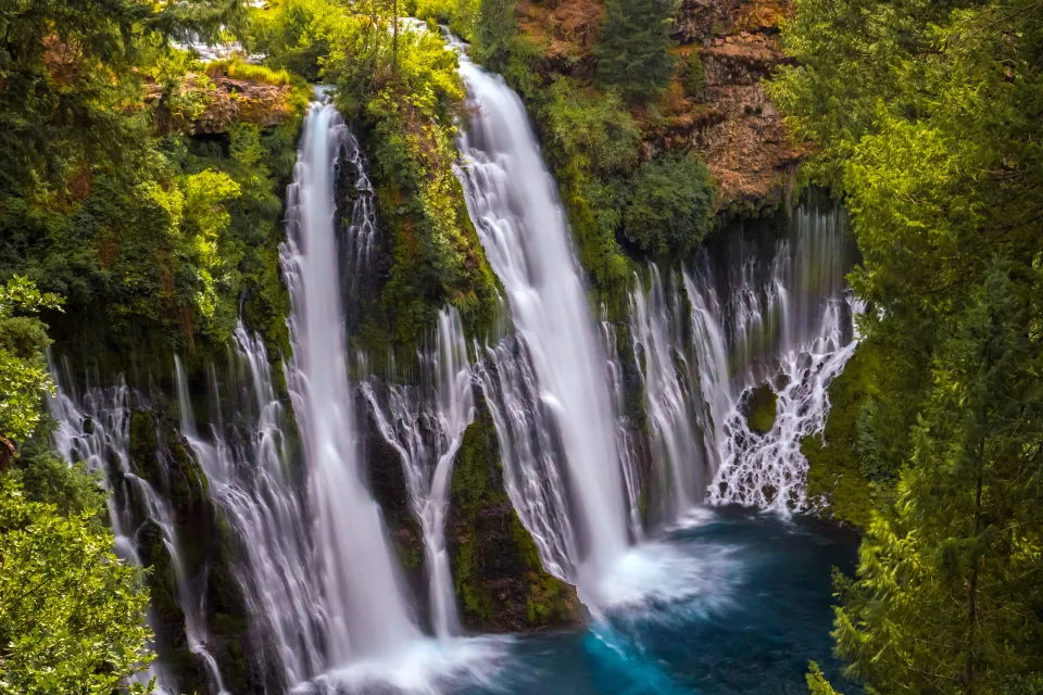 Schneller Wasserfall fließt mit Klippen, Kalifornien