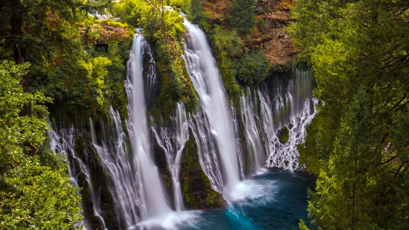 Schneller Wasserfall fließt mit Klippen, Kalifornien