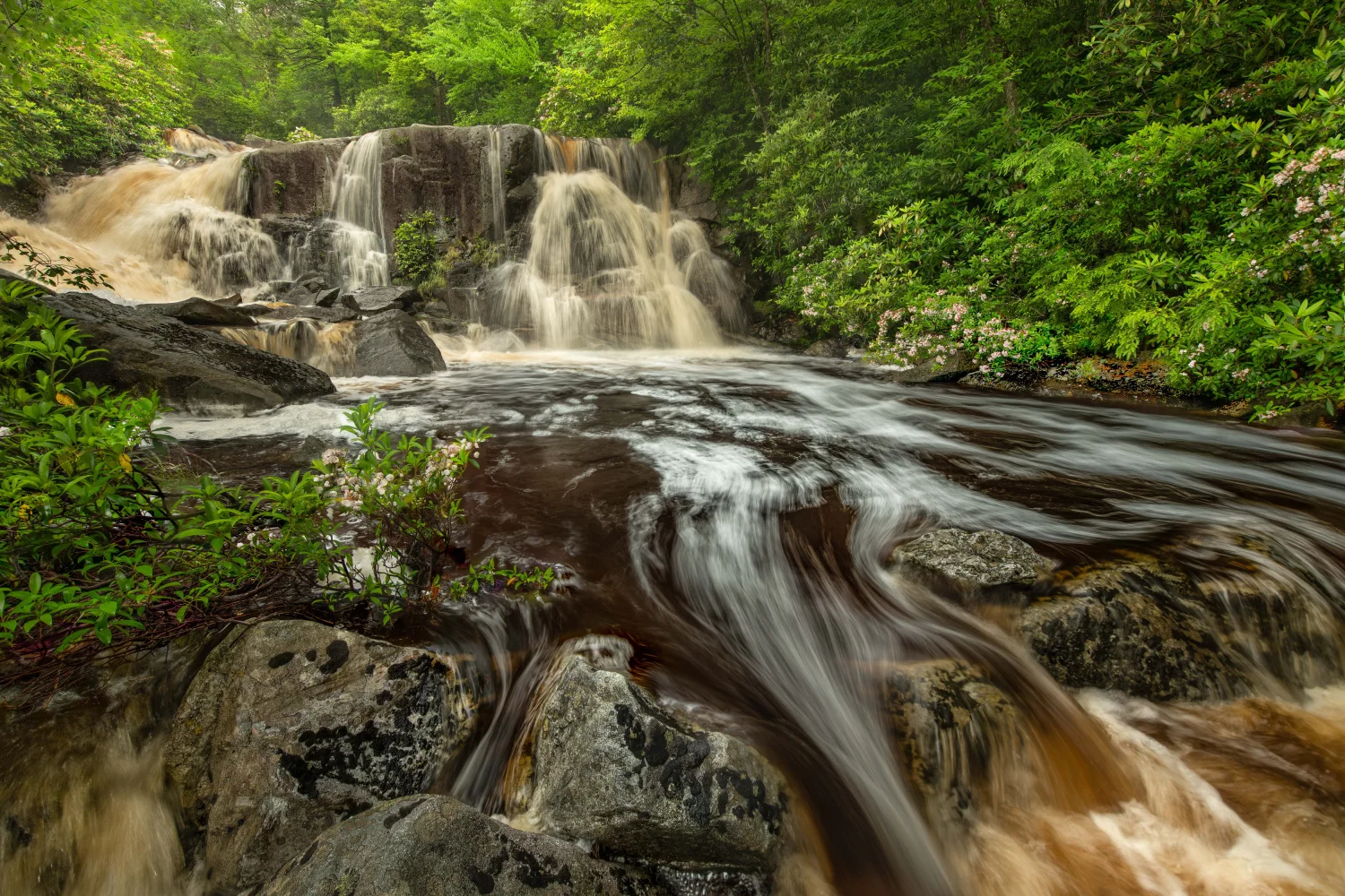 Schneller kalter Wasser Wasserfall fließt entlang großem Felsen
