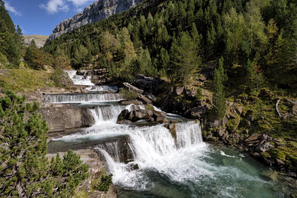 Schöne Wasserfall bei Felsen