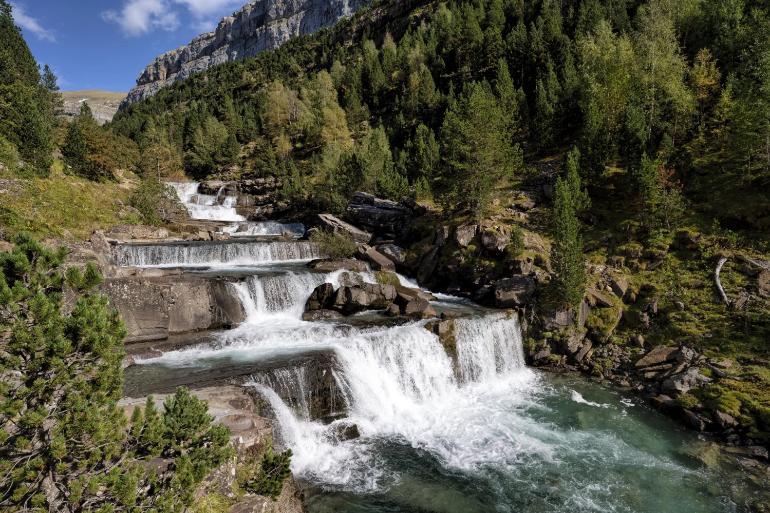 Schöne Wasserfall bei Felsen