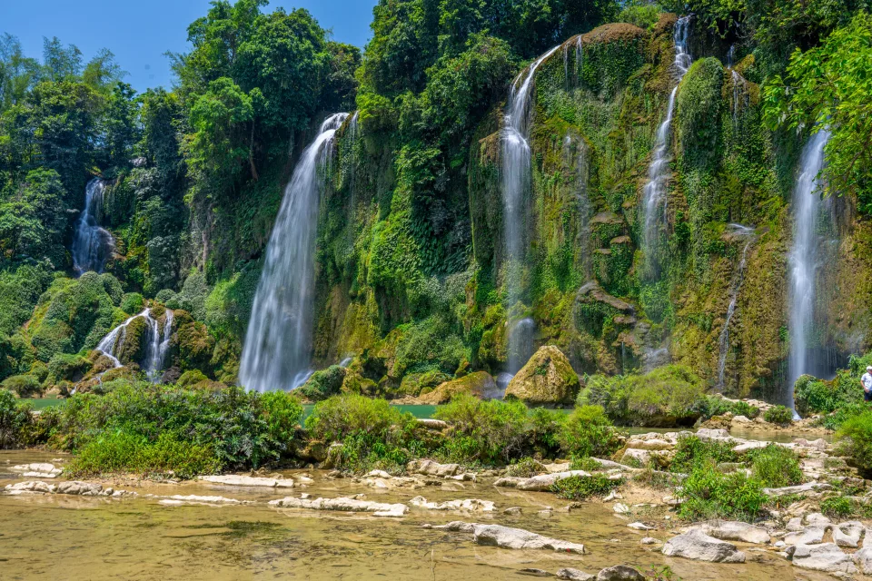 Schöne Wasserfälle fließen entlang Hang Berge