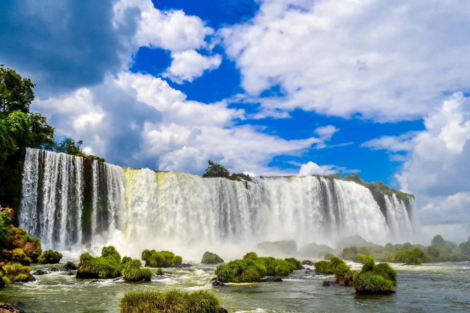 Schöner Blick auf Wasserfall Iguazú