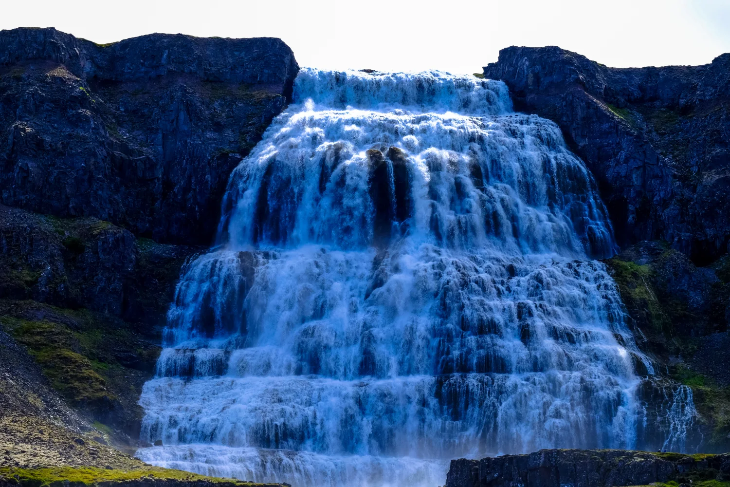 Schöner Blick auf kaskadenförmiger Wasserfall