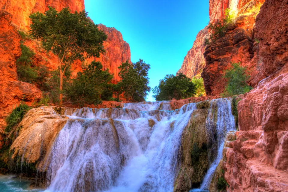 Schöner Wasserfall fließt mit Berg, Arizona, USA