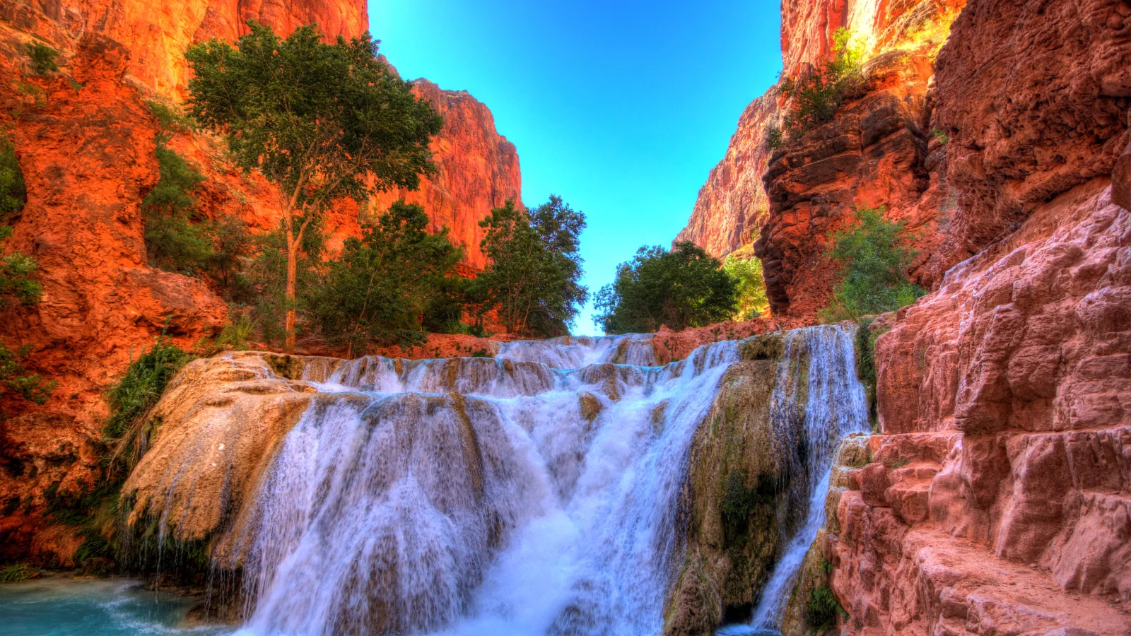 Schöner Wasserfall fließt mit Berg, Arizona, USA