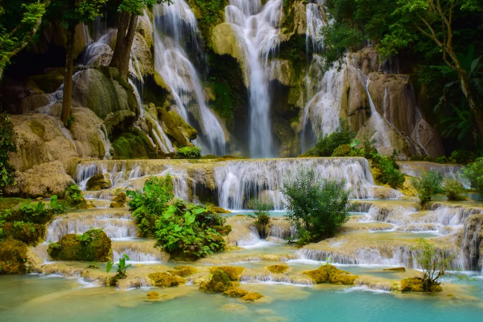 Schöner hoher Wasserfall im Wald