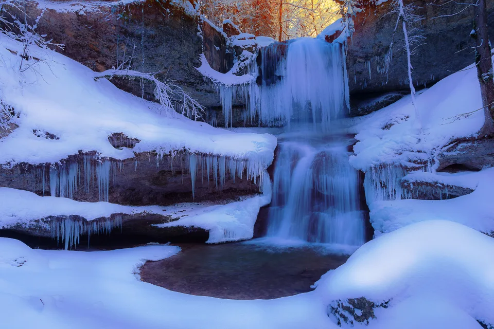 Vereister Wasserfall auf einem Felsen im Winter
