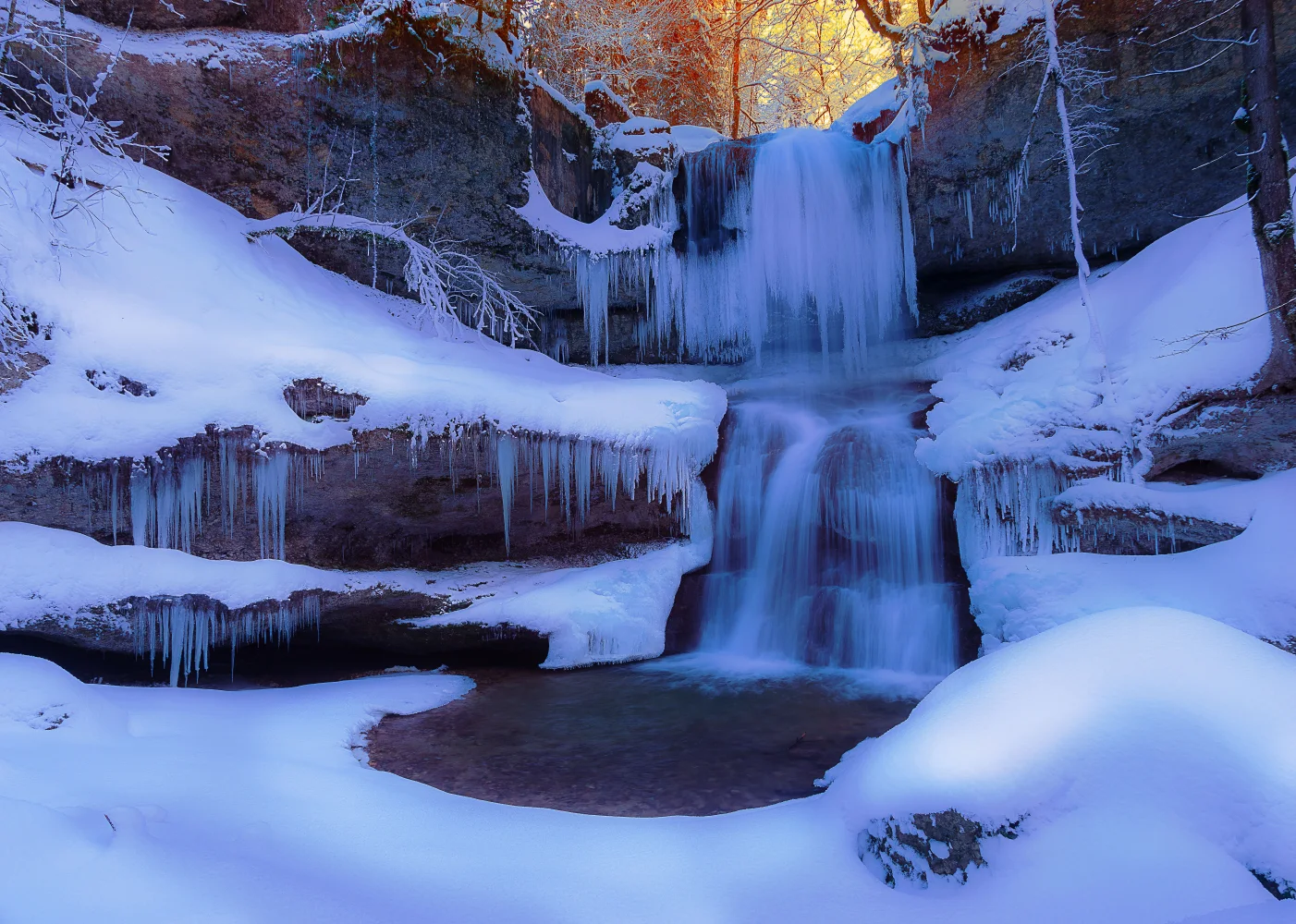 Vereister Wasserfall auf einem Felsen im Winter
