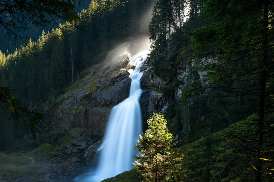 Wasserfall an einer Felswand im Wald