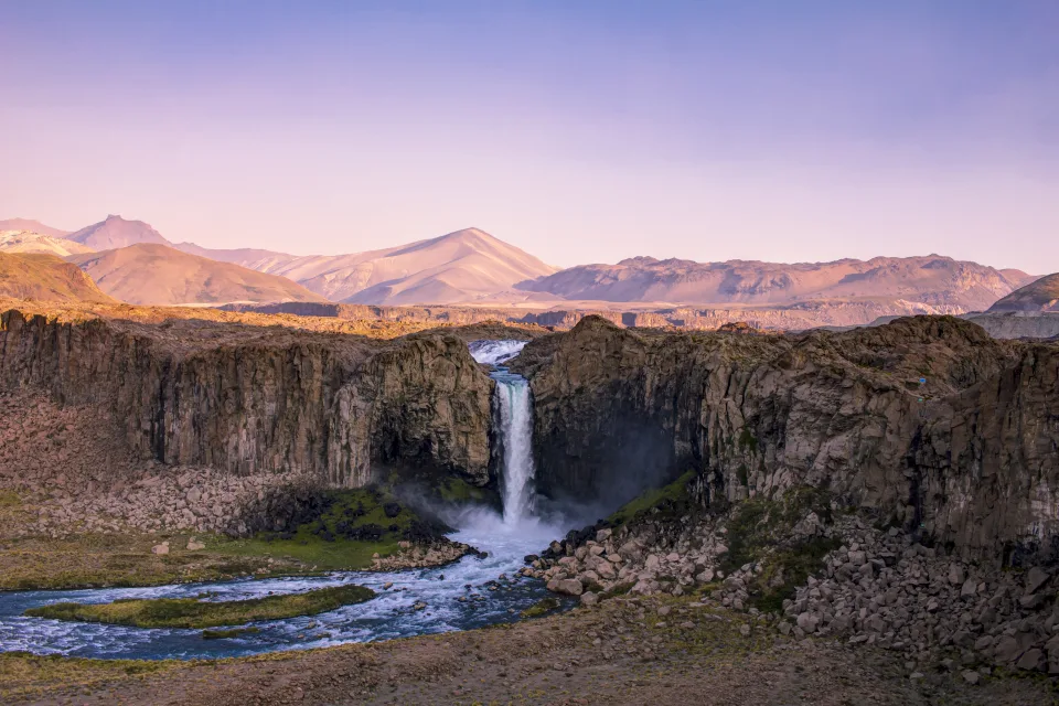 Wasserfall fließt entlang Hang Berge bei Sonnenaufgang