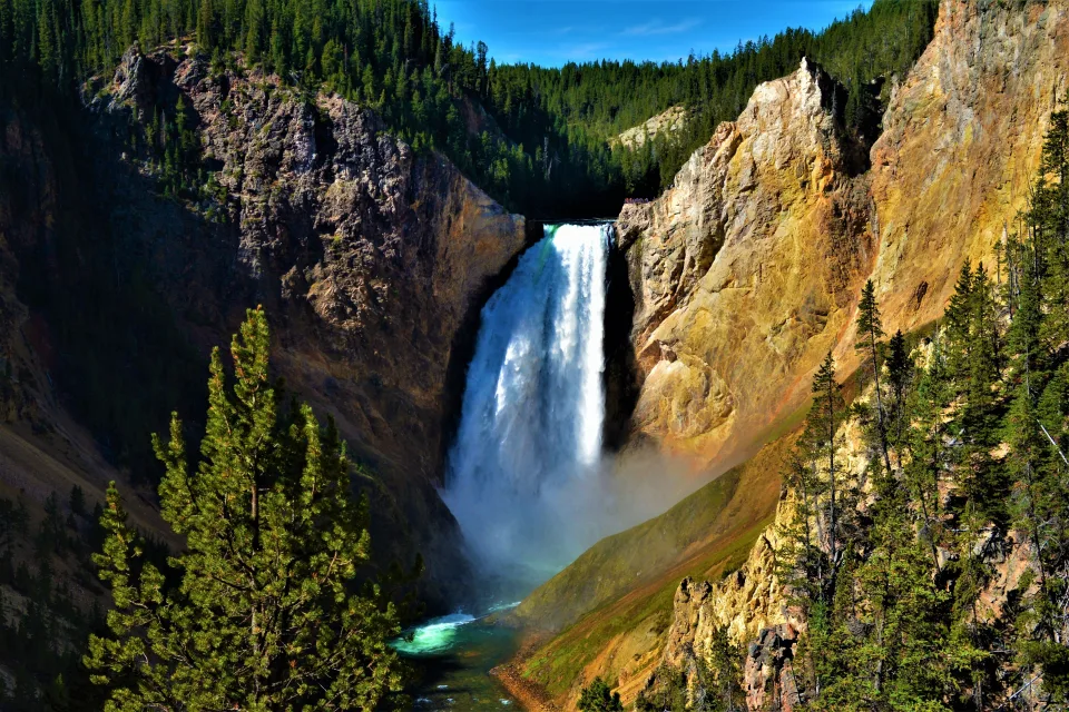Wasserfall fließt entlang Hang Felsen im Sommer