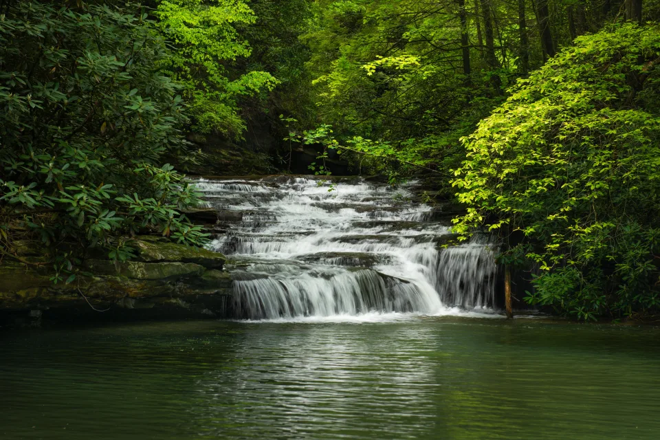 Wasserfall fließt entlang im Fluss