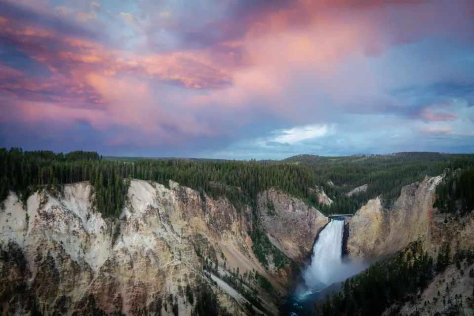 Wasserfall fließt mit Berg unter einem schönen Himmel