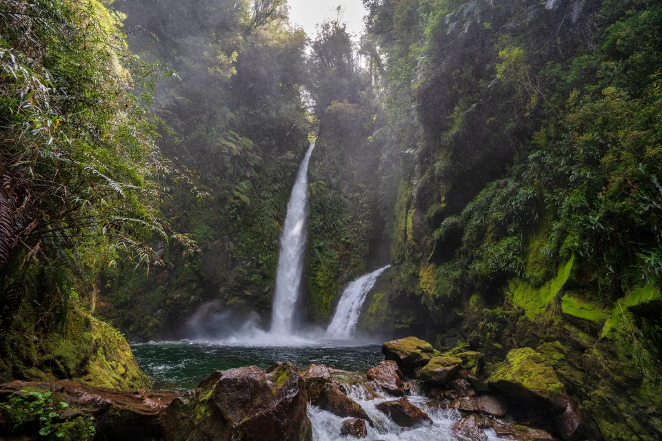 Wasserfall fließt mit Felsen in Berg Fluss