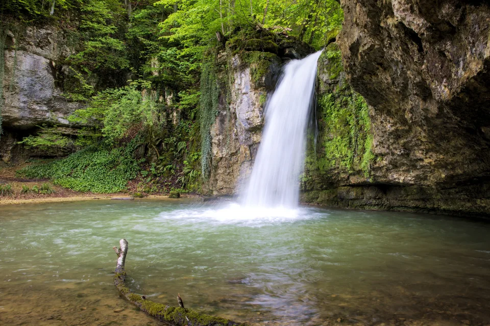 Wasserfall fließt mit coole Berge in See