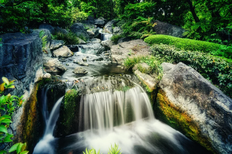 Wasserfall fließt über Steine Wald Bergfluss