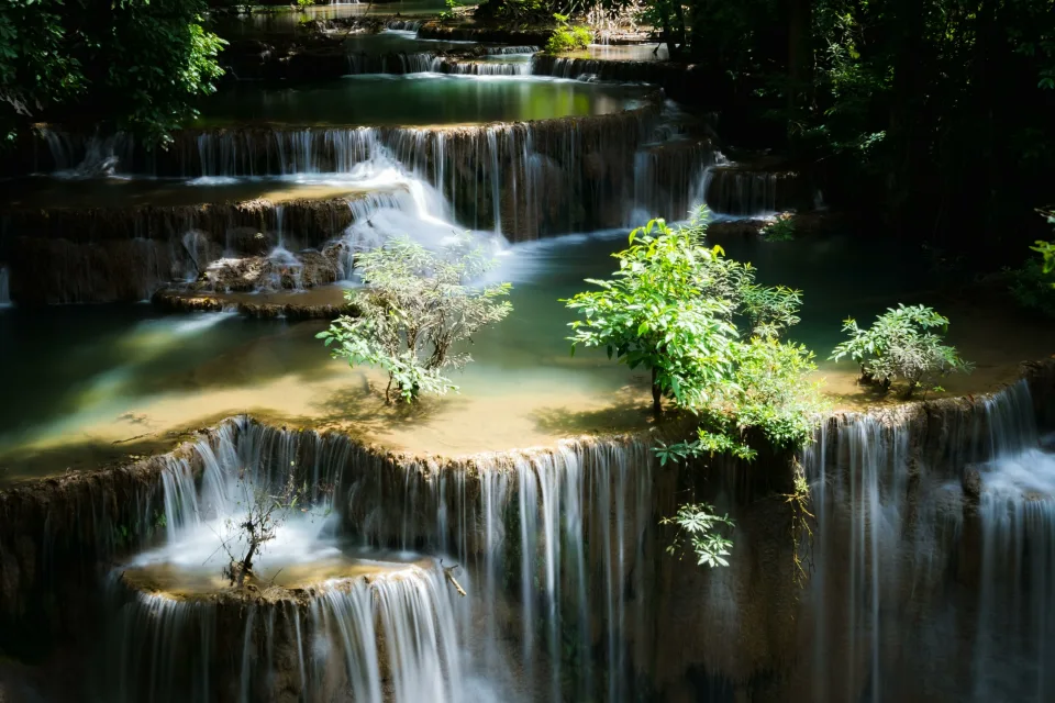 Wasserfall fließt