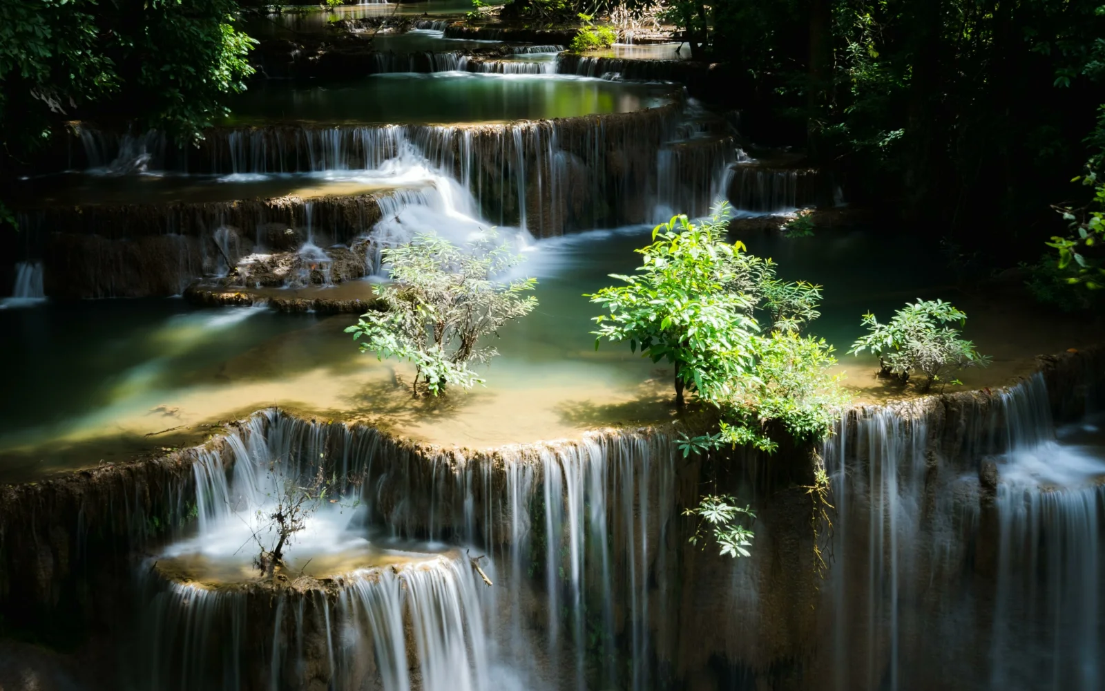 Wasserfall fließt