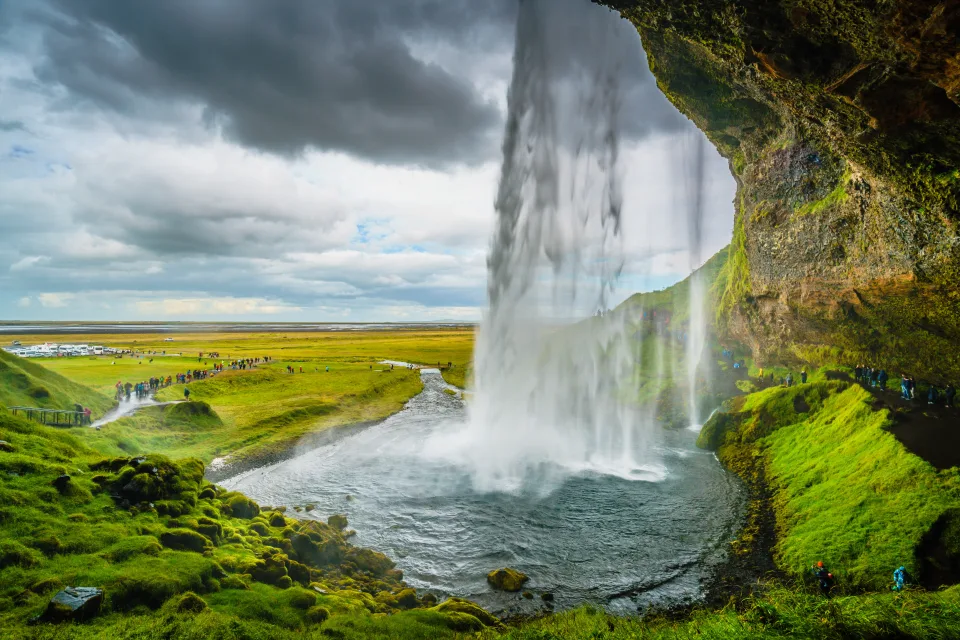 Wasserfall in Island fließt mit Felsen