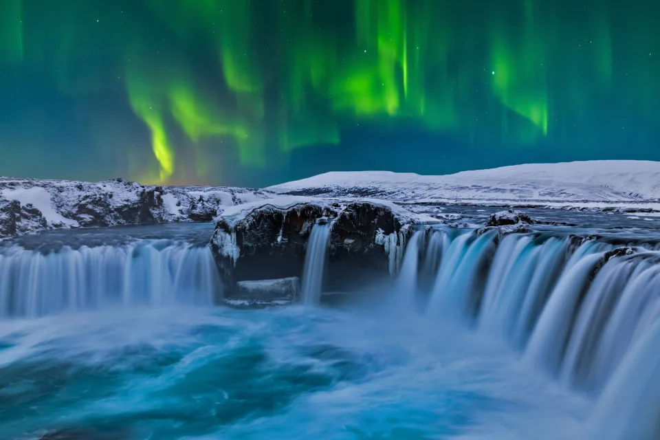 Wasserfall unter einem schönen Himmel