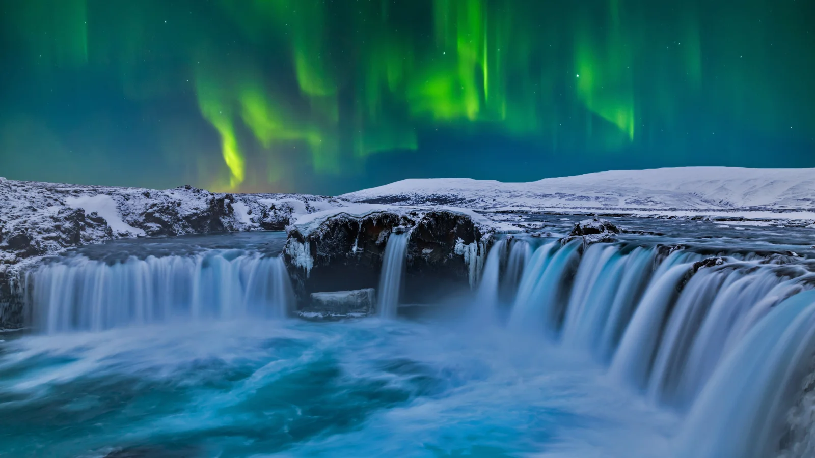 Wasserfall unter einem schönen Himmel