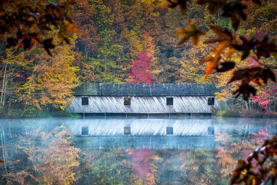 Haus spiegelt sich im See im Herbst