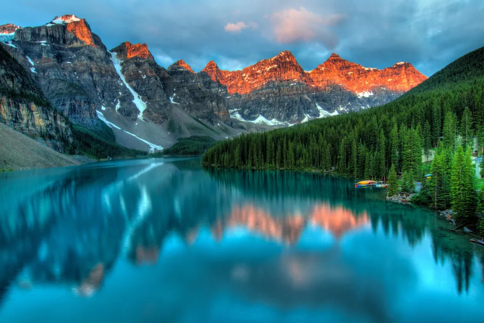 Berge und Himmel spiegeln sich in hellblauer Wasseroberfläche See
