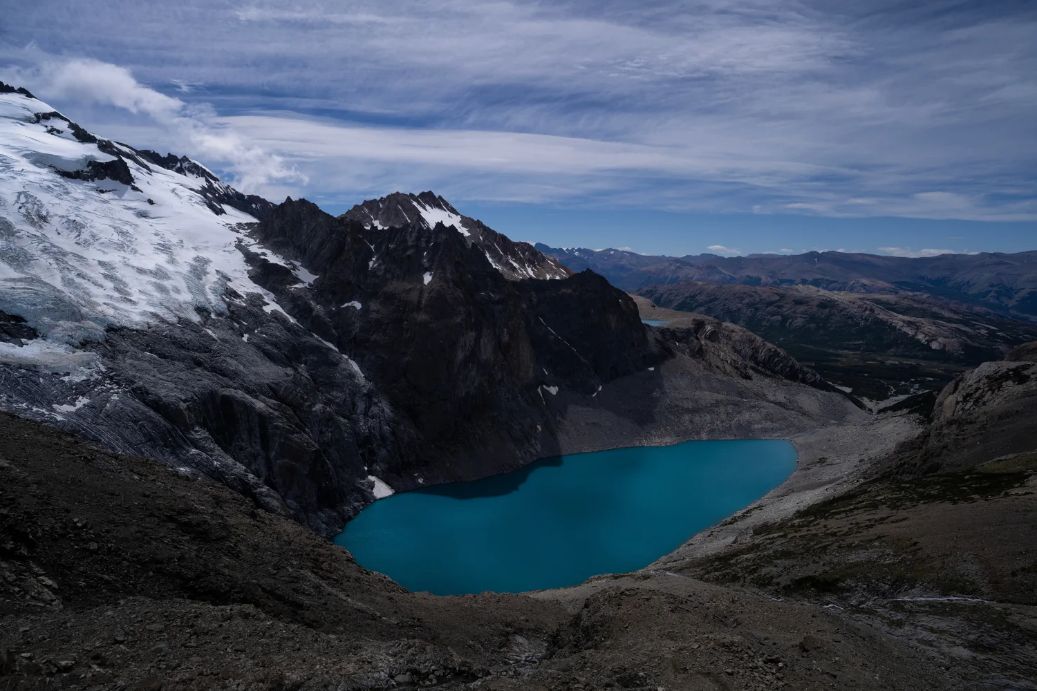 Blick auf hellblaues Berg See Argentinien