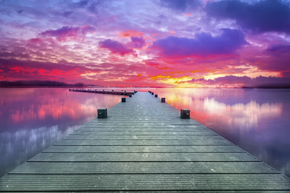 Brücke am See vor dem Hintergrund schönen Himmel bei Sonnenuntergang