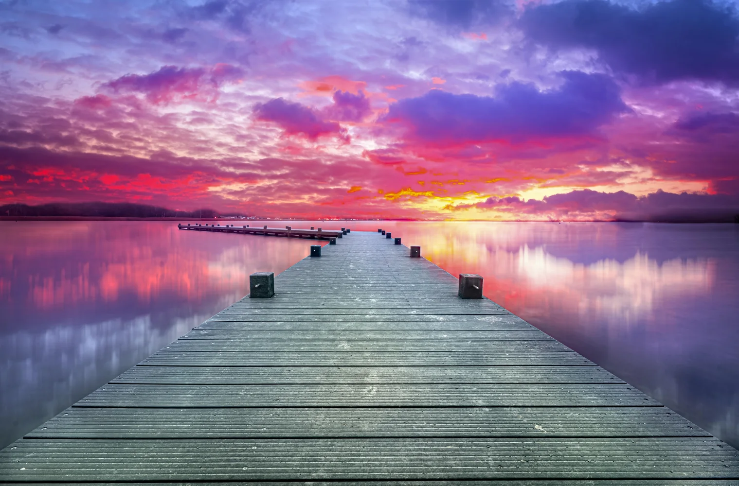 Brücke am See vor dem Hintergrund schönen Himmel bei Sonnenuntergang