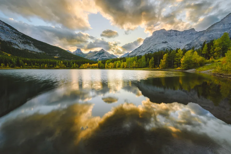 Dunkle Wolken spiegeln sich im See