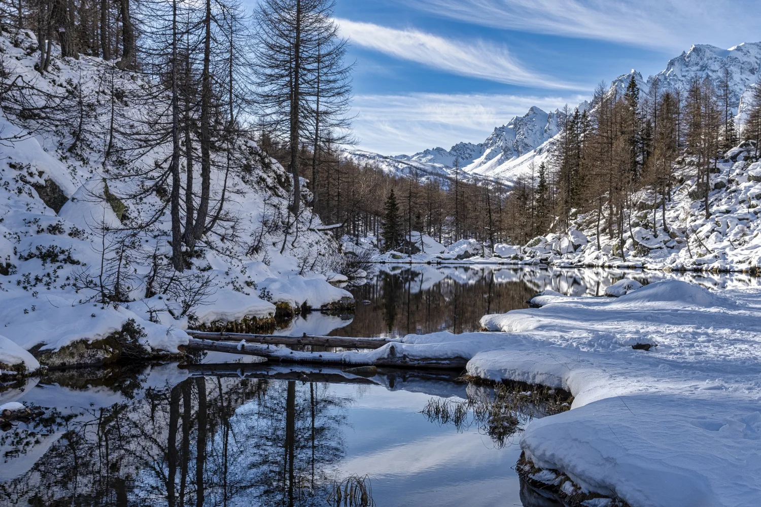 Fluss mit bedeckten Schnee Ufer in den Bergenn