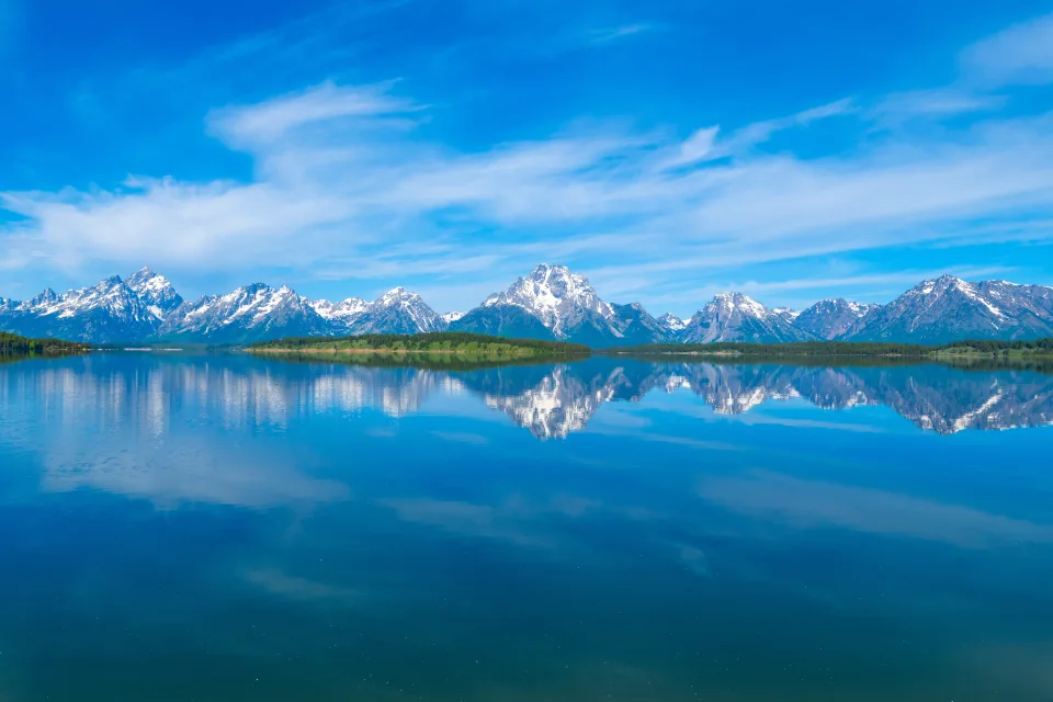 Gipfel Berg im Schnee spiegeln sich mit Wasseroberfläche See