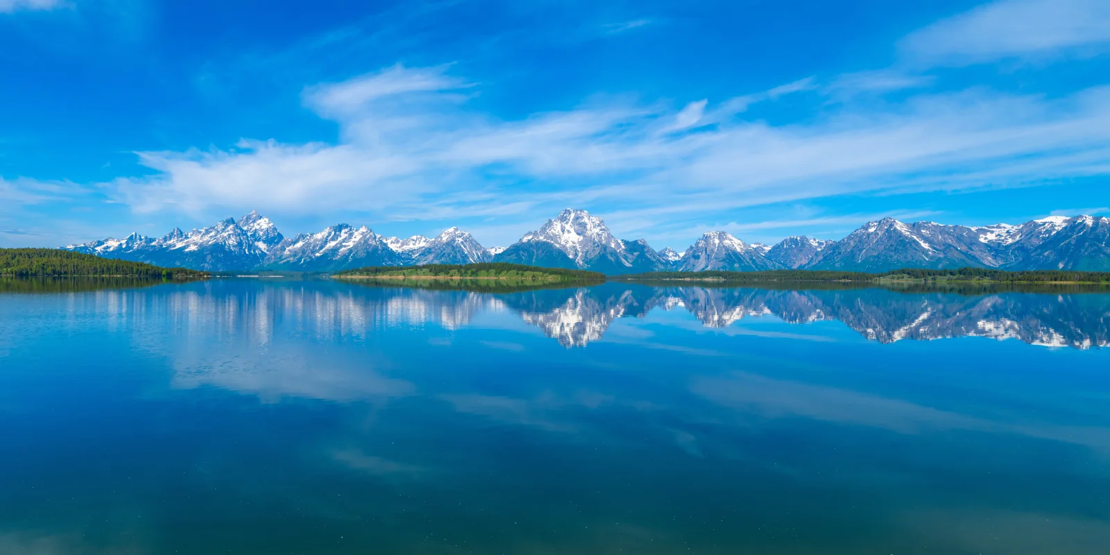 Gipfel Berg im Schnee spiegeln sich mit Wasseroberfläche See