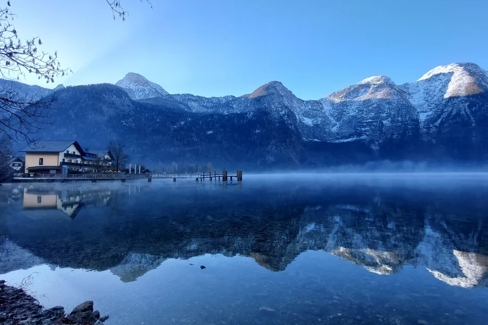 Haus am See in den Bergenn bei Sonnenaufgang