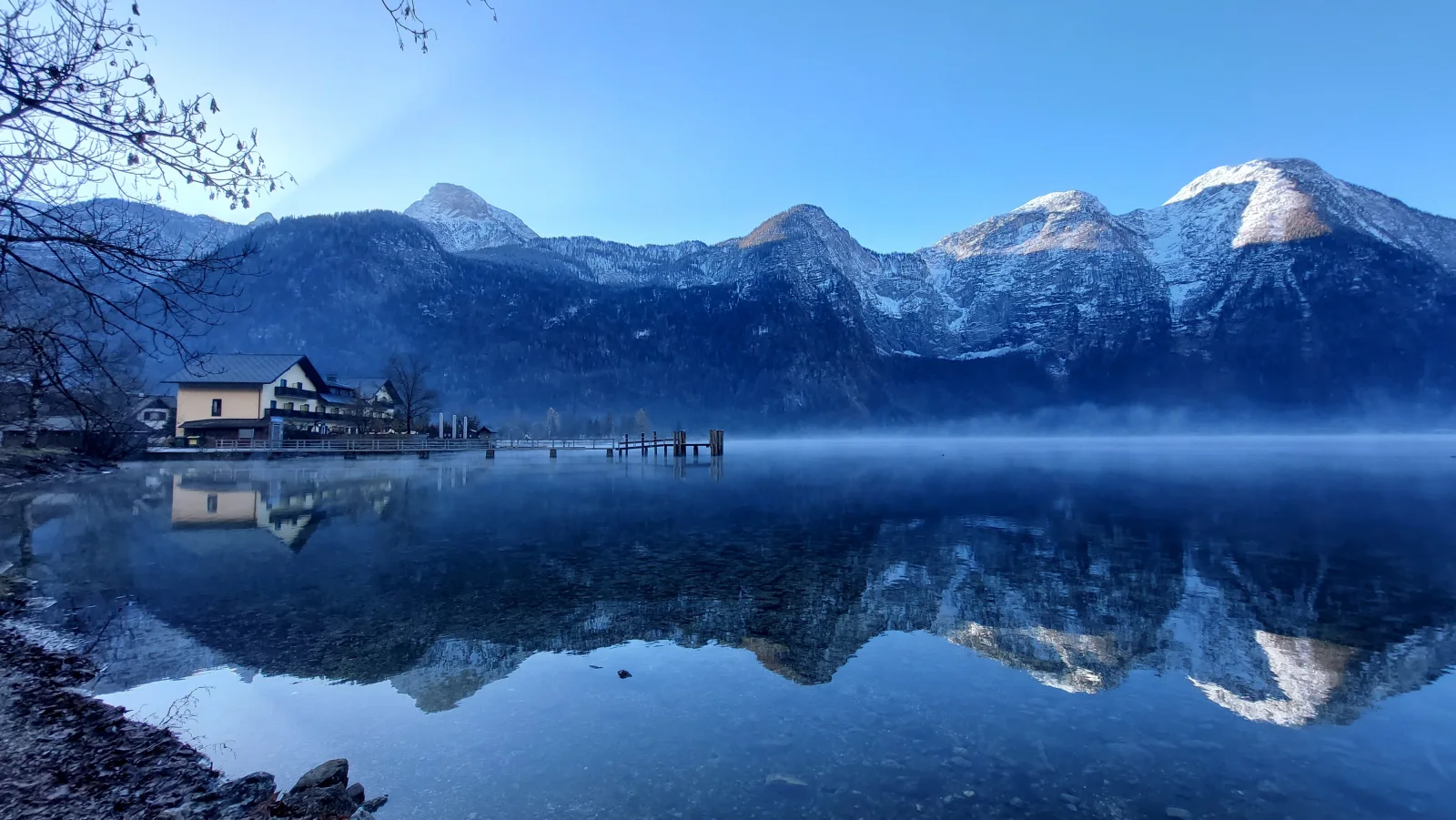 Haus am See in den Bergenn bei Sonnenaufgang