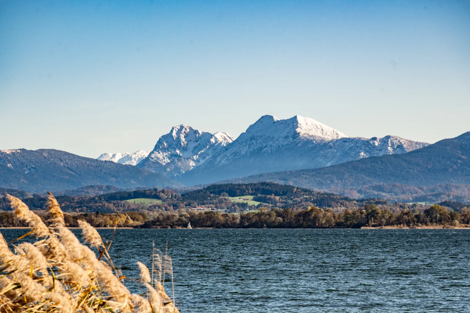 Hellblauer Himmel über Berg am See