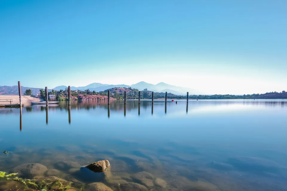 Hellblauer Himmel über See im Sommer