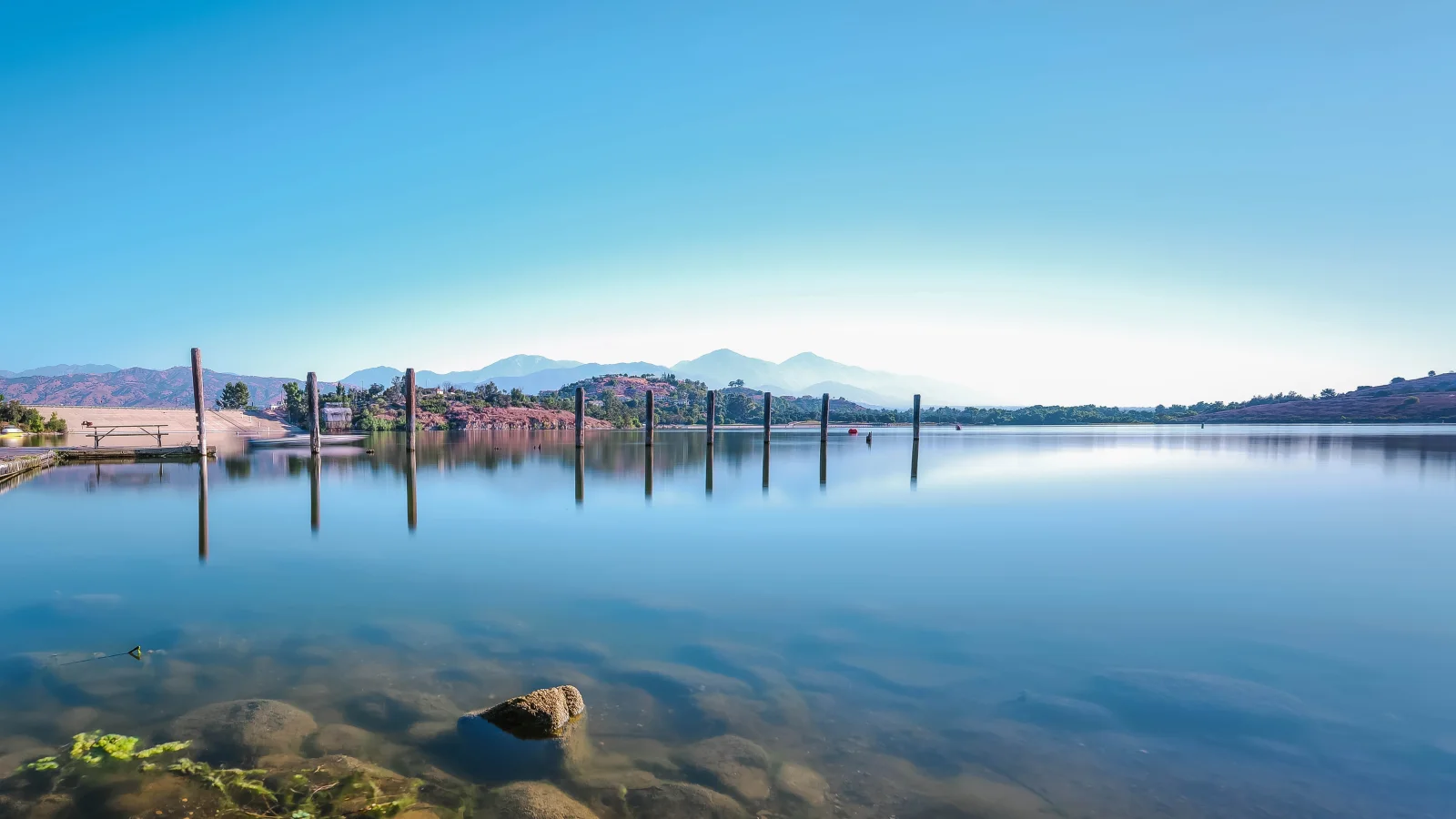 Hellblauer Himmel über See im Sommer