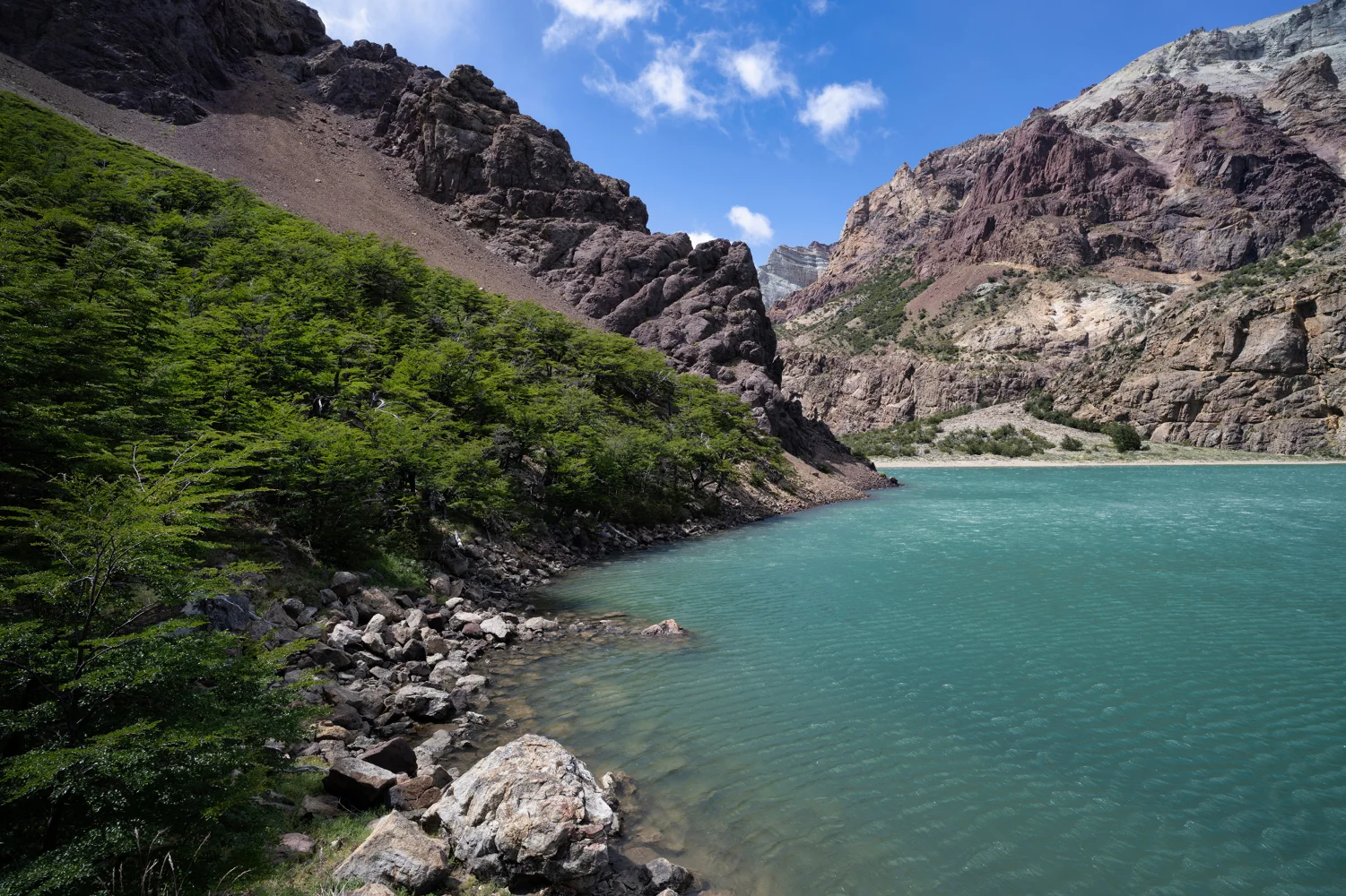 Hellblaues Wasser Berg See, Argentinien