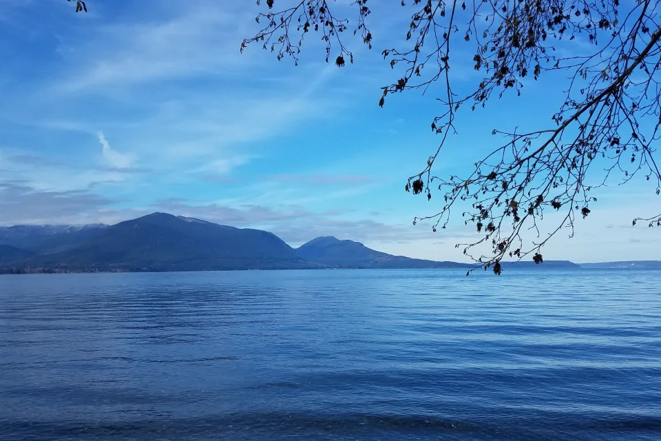 Hellblaues Wasser stillen Berg See
