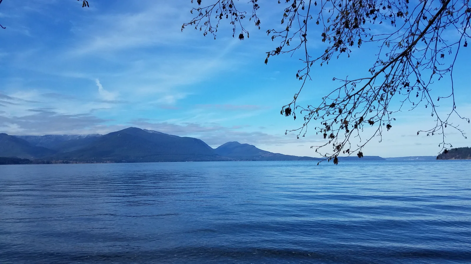 Hellblaues Wasser stillen Berg See