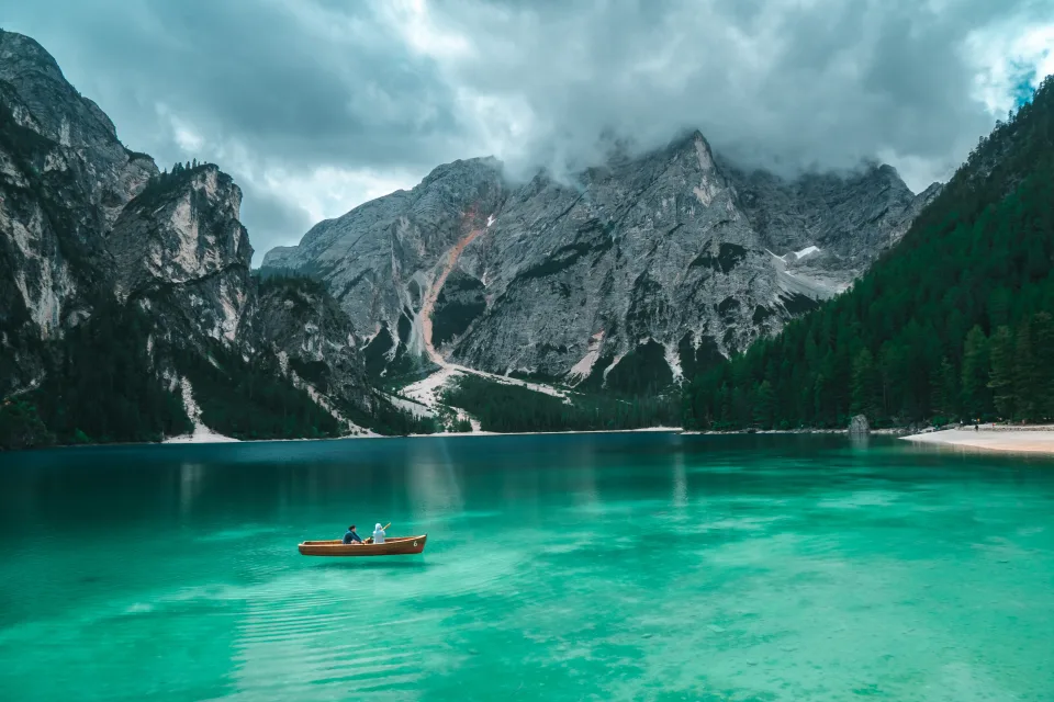 Hellblaues klares Wasser in See vor einer Bergkulisse