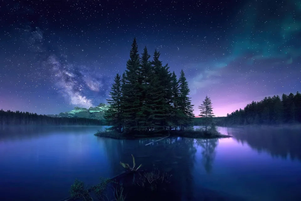 Insel mit Fichten im See unter einem schönen Himmel