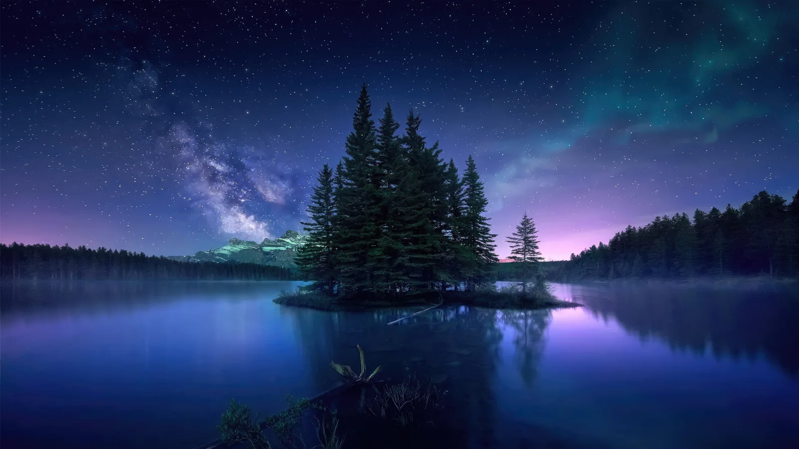 Insel mit Fichten im See unter einem schönen Himmel
