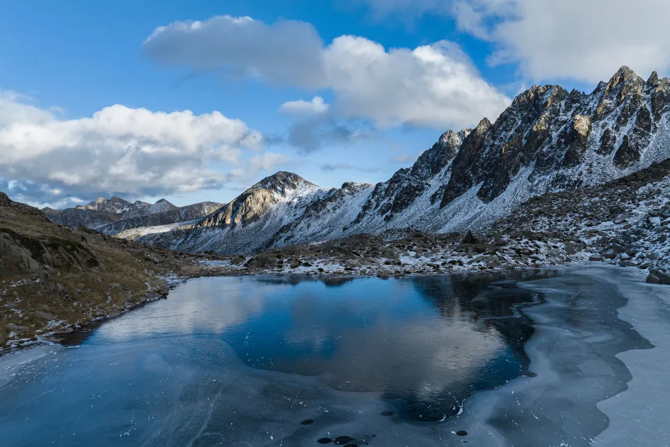 Kalter Frost bedeckt Eis Wasser Berg See