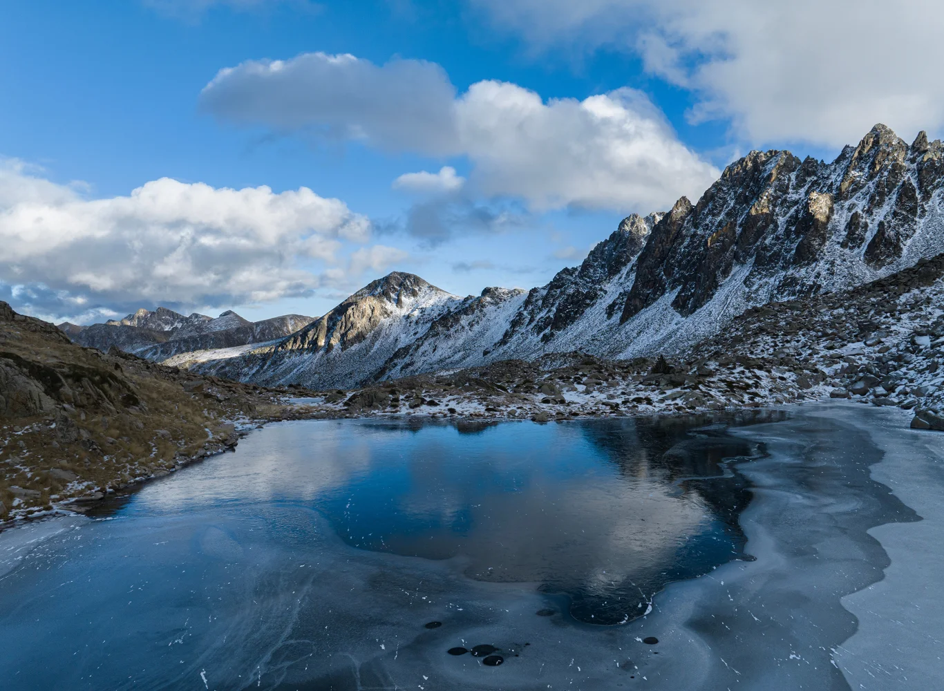 Kalter Frost bedeckt Eis Wasser Berg See