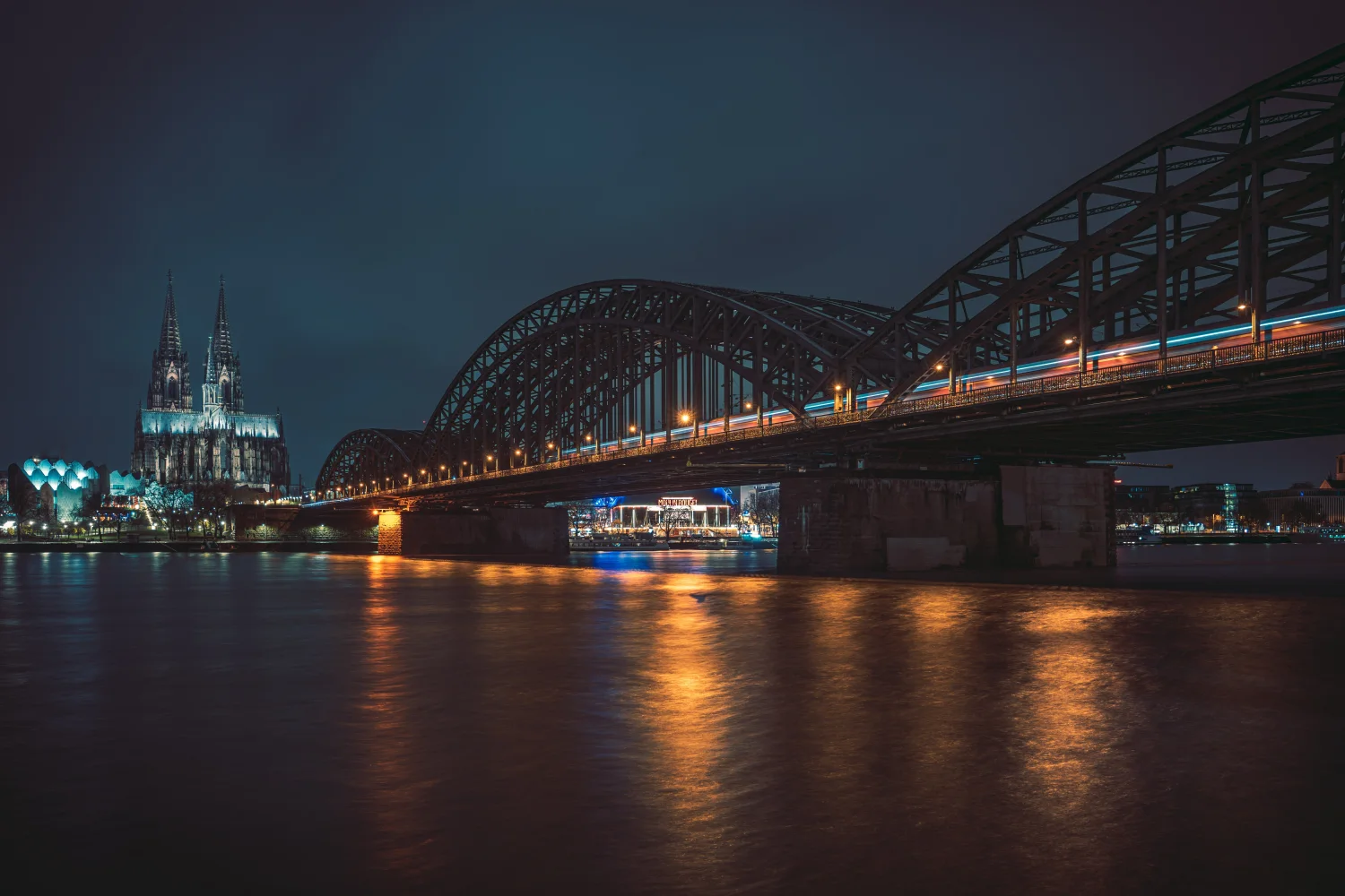 Leuchten auf Brücke durch Fluss